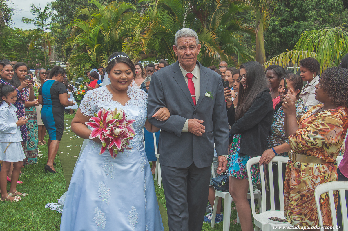 Entrada da noiva no casamento ao ar livre de dia