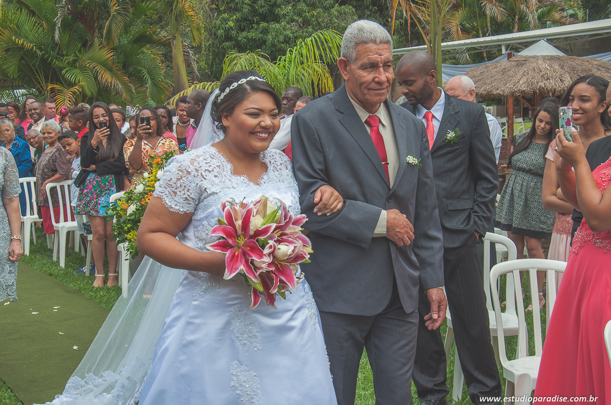 Entrada da noiva no casamento ao ar livre de dia