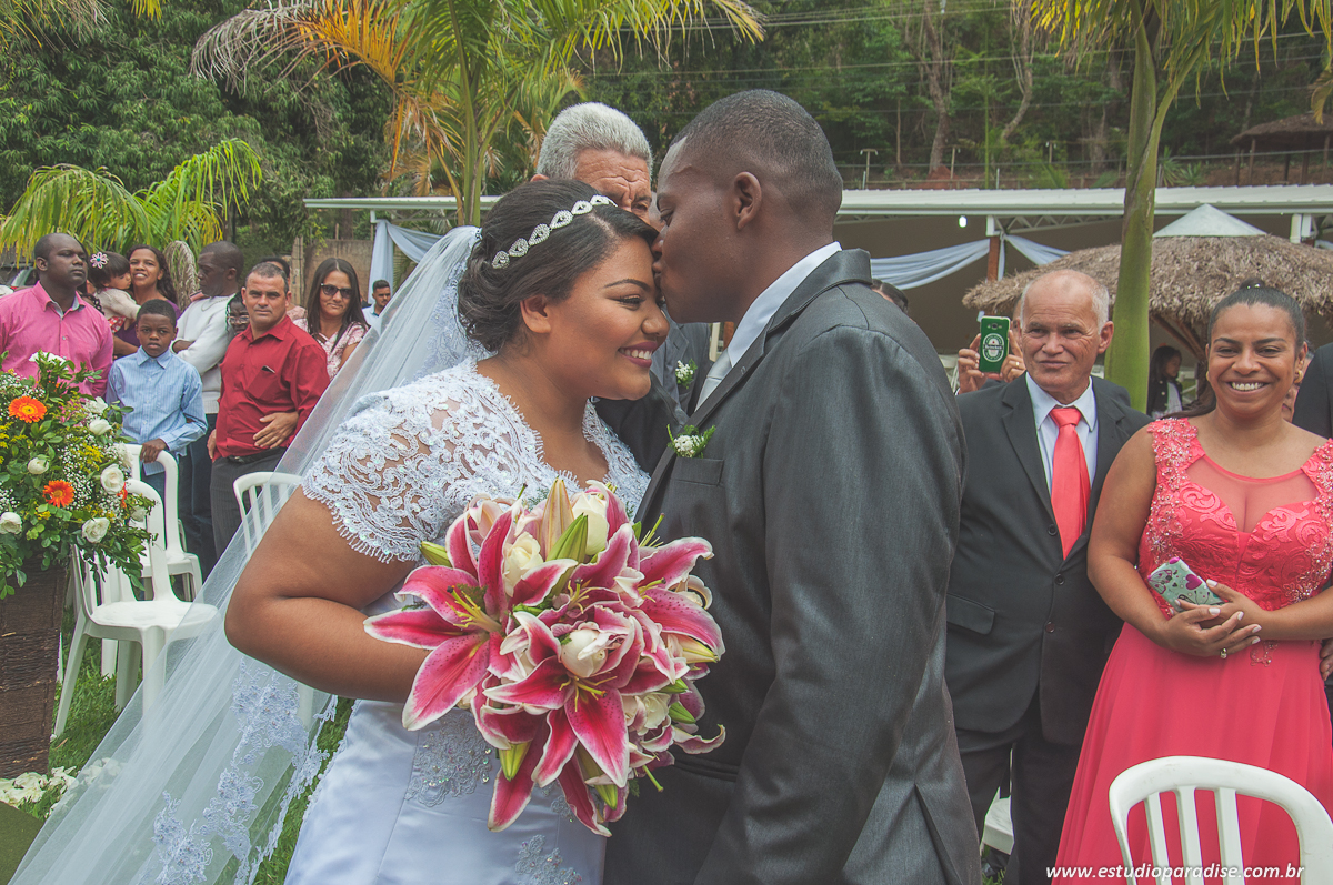 Entrada da noiva no casamento ao ar livre de dia