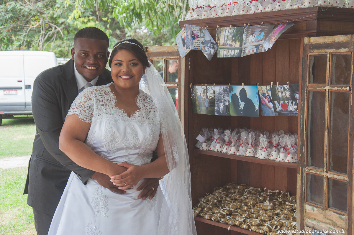 Fotos dos noivos,  padrinhos e madrinhas no Casamento ao ar livre de dia em Juiz de Fora, Minas Gerais