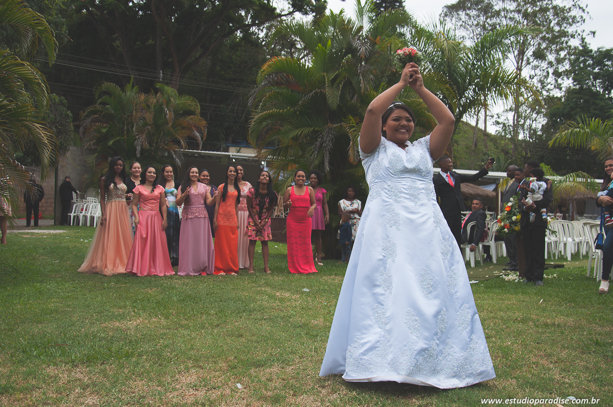 Jogar o Bouquet em Casamento ao ar livre de dia em Juiz de Fora, Minas Gerais