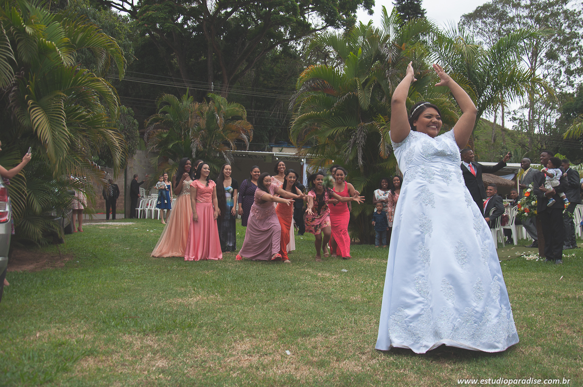 Jogar o Bouquet em Casamento ao ar livre de dia em Juiz de Fora, Minas Gerais