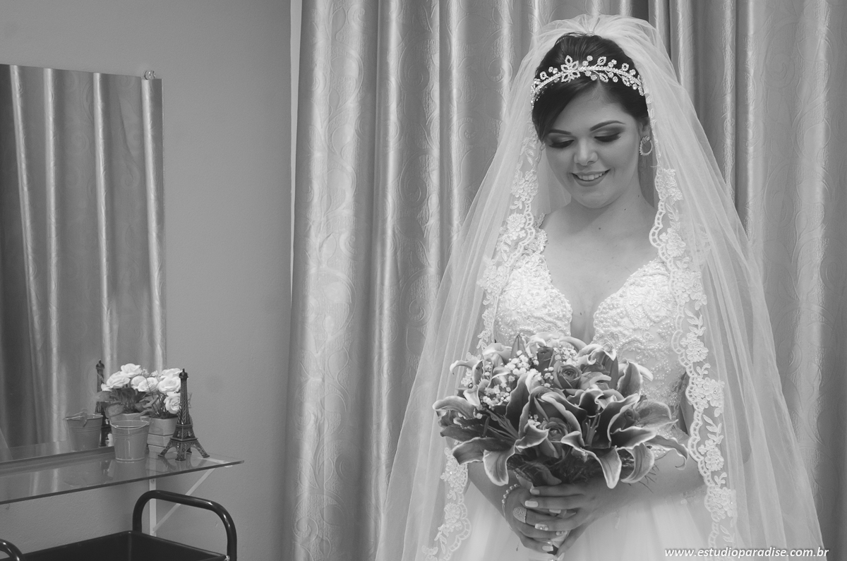 Noiva com seu bouquet antes da cerimônia