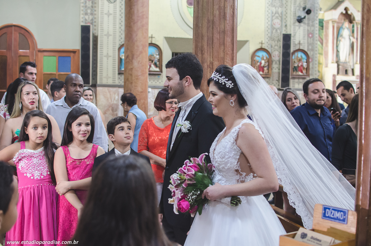 A saída dos noivos e os olhares emocionados dos convidados