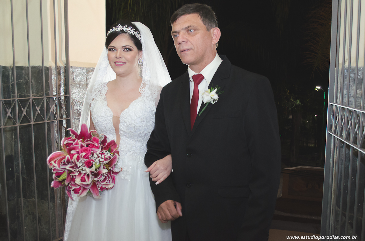 Entrada da noiva na igreja