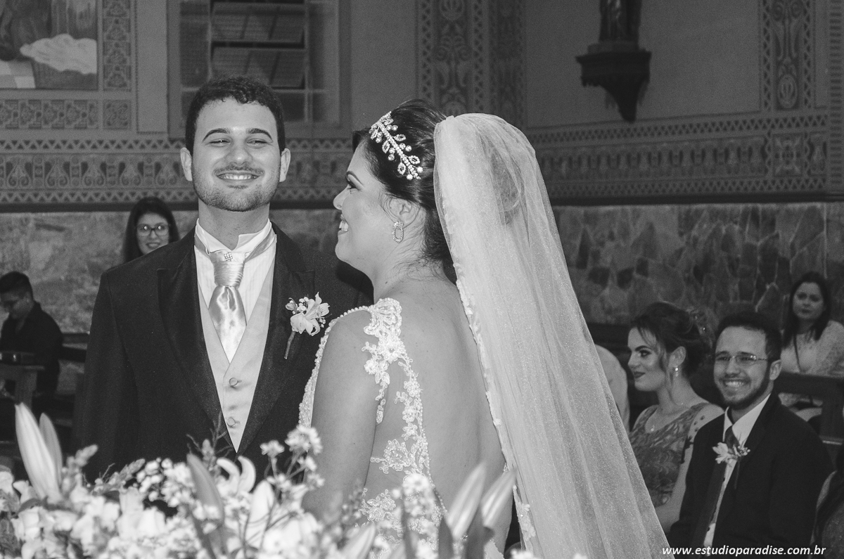 Noivo sorrindo no altar