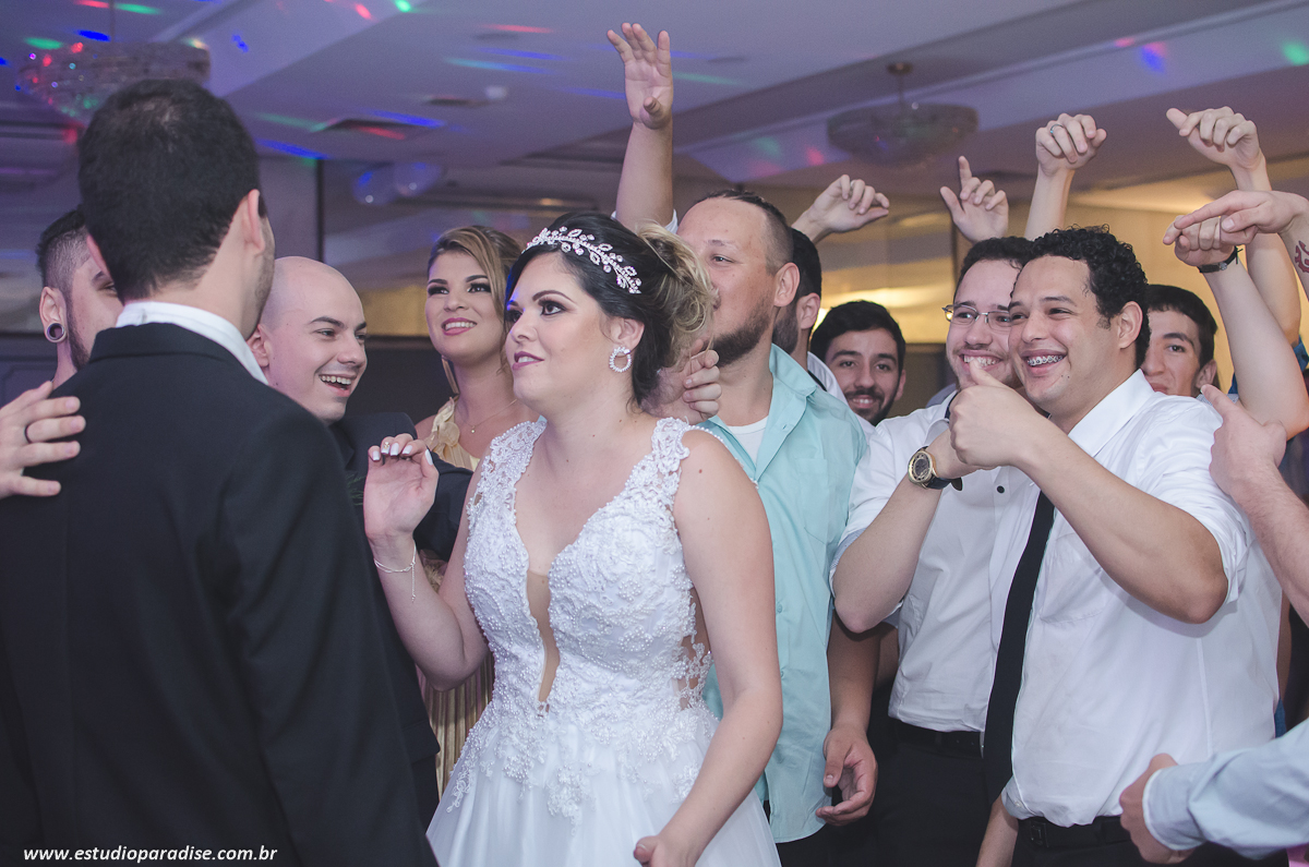 Os amigos no casamento do ano