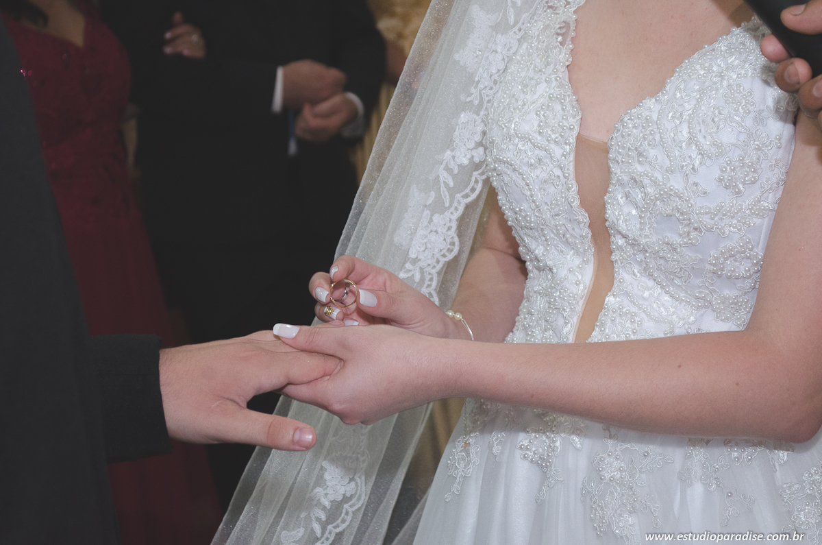 Noiva colocando a aliança