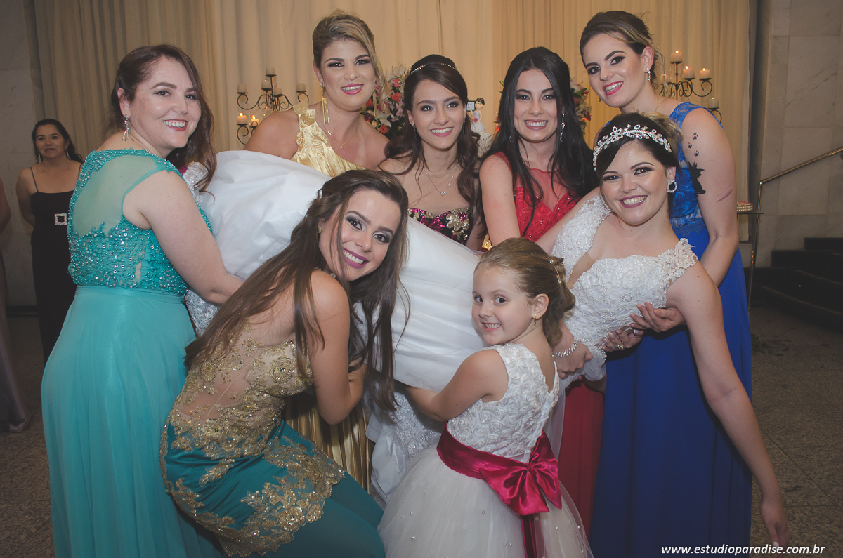 Madrinhas pegando a noiva no colo