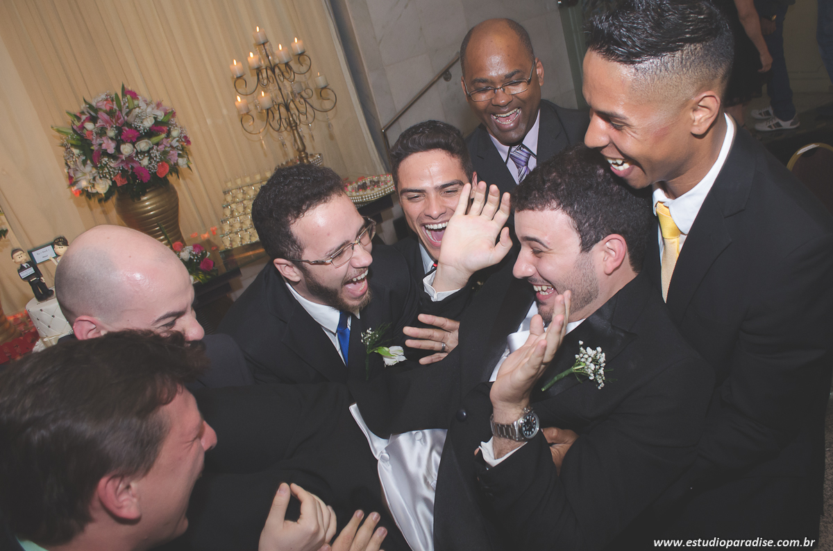 Padrinhos jogando noivo pro alto