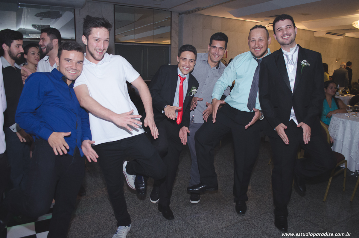 O noivo e seus amigos dançando na recepção