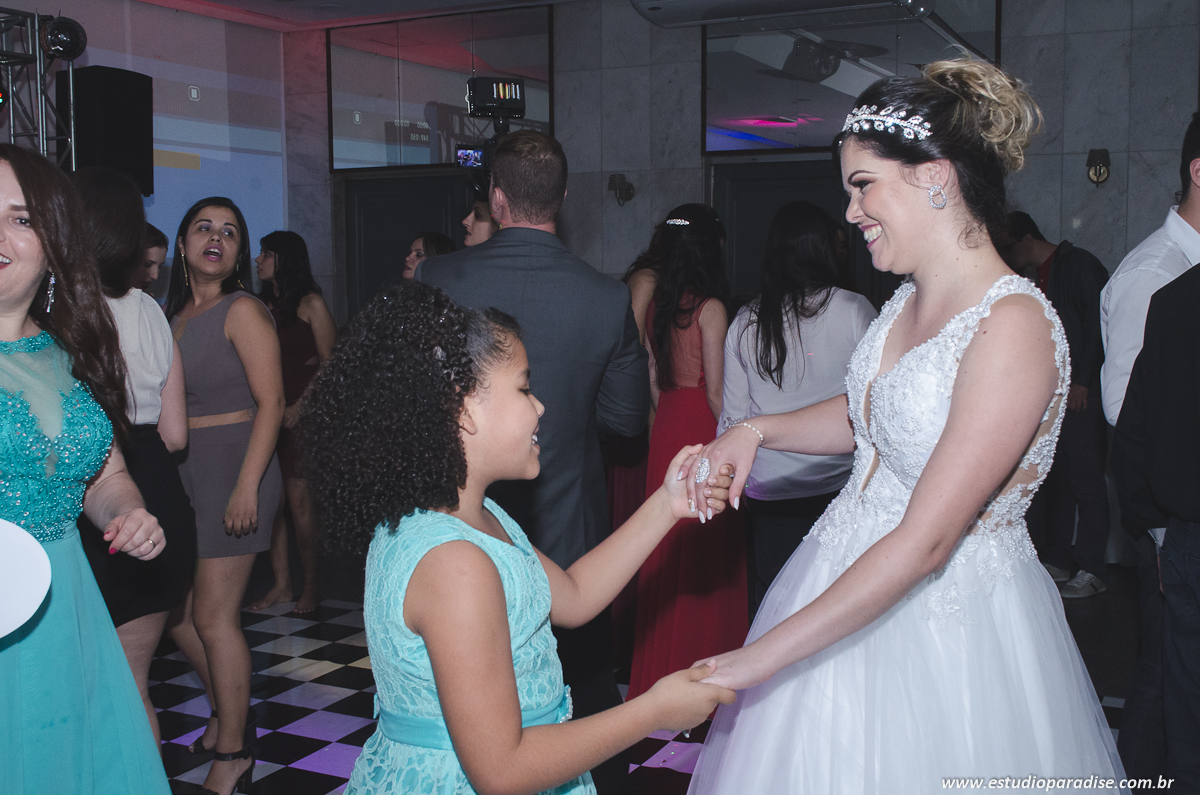 A noiva dançando com criança