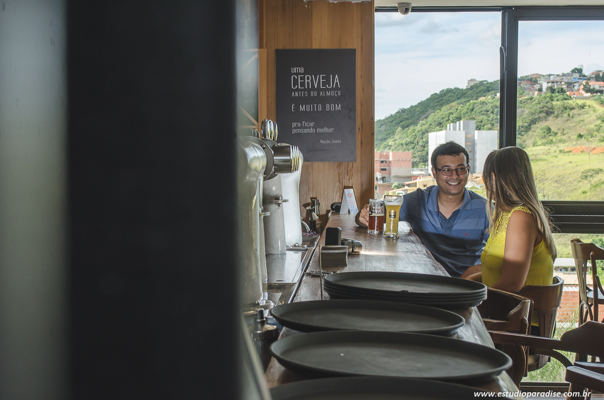 Ensaio pré-casamento feito no Bar Mr Tugas em Juiz de Fora Minas Gerais