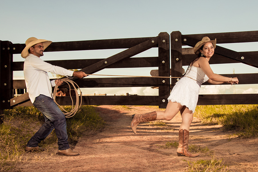 noiva laçada pelo noivo ao fundo porteira ensaio pre casamento cachoeira da serra dominik fotografia