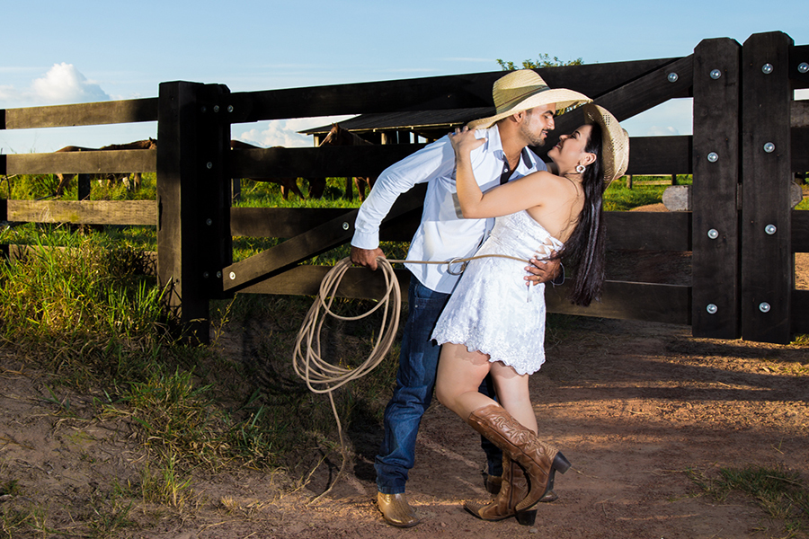 noiva laçada pelo noivo ao fundo porteira ensaio pre casamento cachoeira da serra dominik fotografia