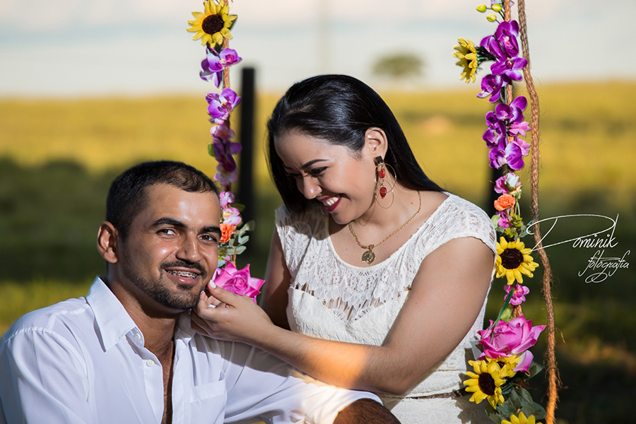 noiva sentado no balanço florido fazendo carinho no noivo ensaio pre casamento dominik fotografia cachoeira da serra pará
