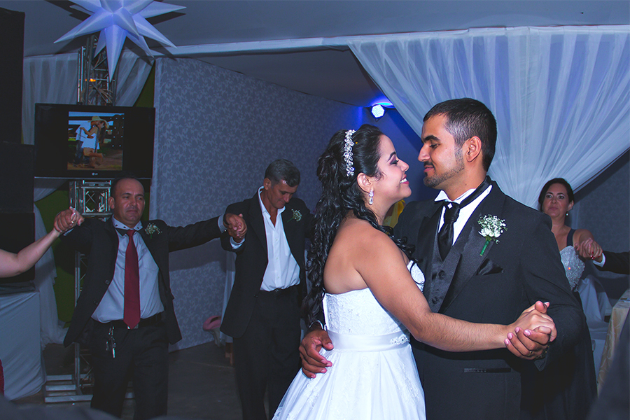 valsa dos noivos olhar apaixonado festa de casamento cachoeira da serra dominik fotografia