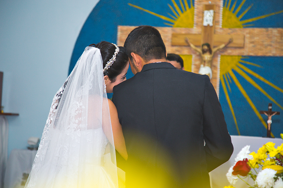 noivos de costas igreja cachoeira da serra pará casamento dominik fotografia