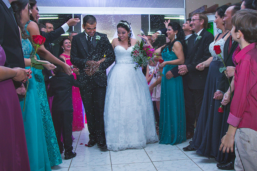 casamento saida dos noivos chuva de arroz cachoeira da serra pará dominik fotografia