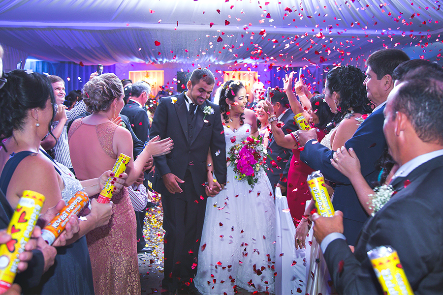 entrada dos noivos no salão de festa chuva de confetes aplausos dos padrinho cachoeira da serra dominik fotografia