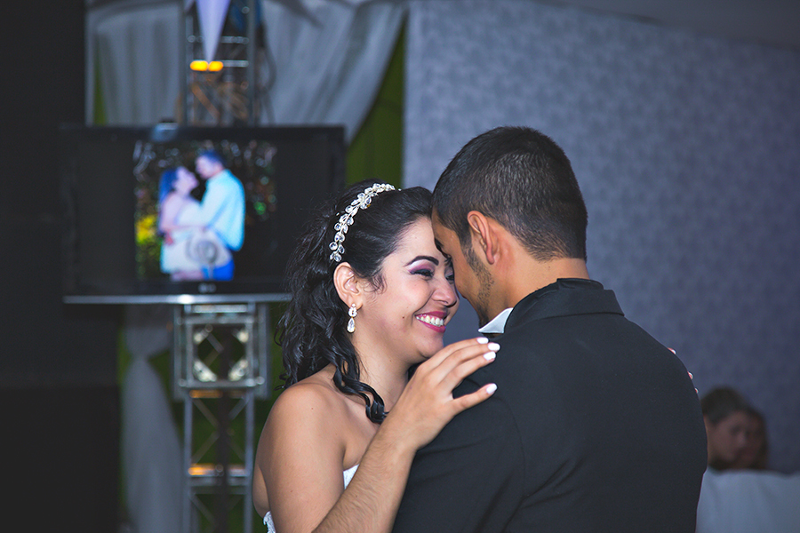 abraço dos noivos festa de casamento cachoeira da serra dominik fotografia