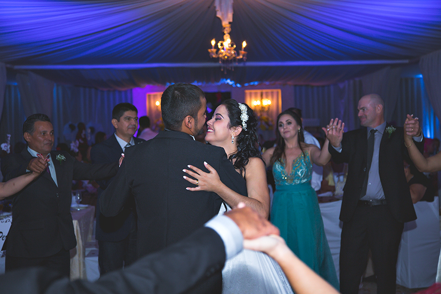 valsa dos noivos olhar apaixonado festa de casamento cachoeira da serra dominik fotografia