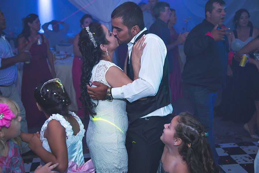 beijo apaixonado dos noivos festa de casamento cachoeira da serra dominik fotografia