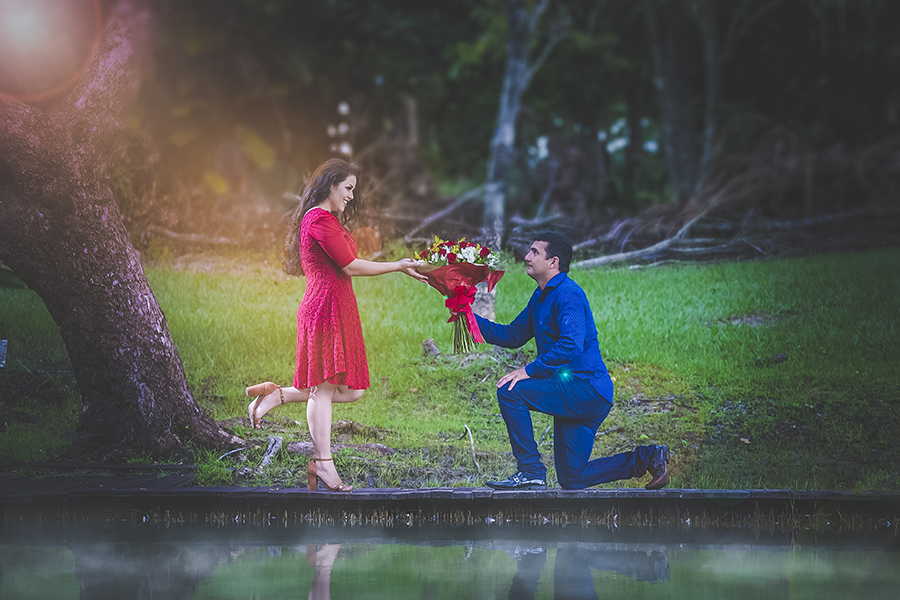 noivos buquê noivo de joelho beira do rio noiva vestido vermelho noivo roupa azul pré casamento colíder noivos casamento dominik fotografia