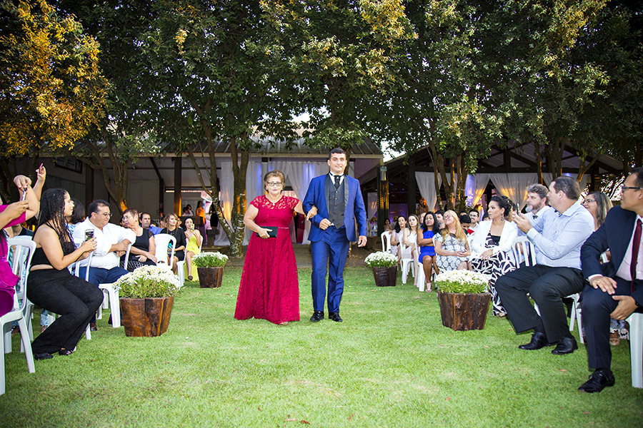 casamento noivo mae do noivo entrada ar livre dominik fotografia