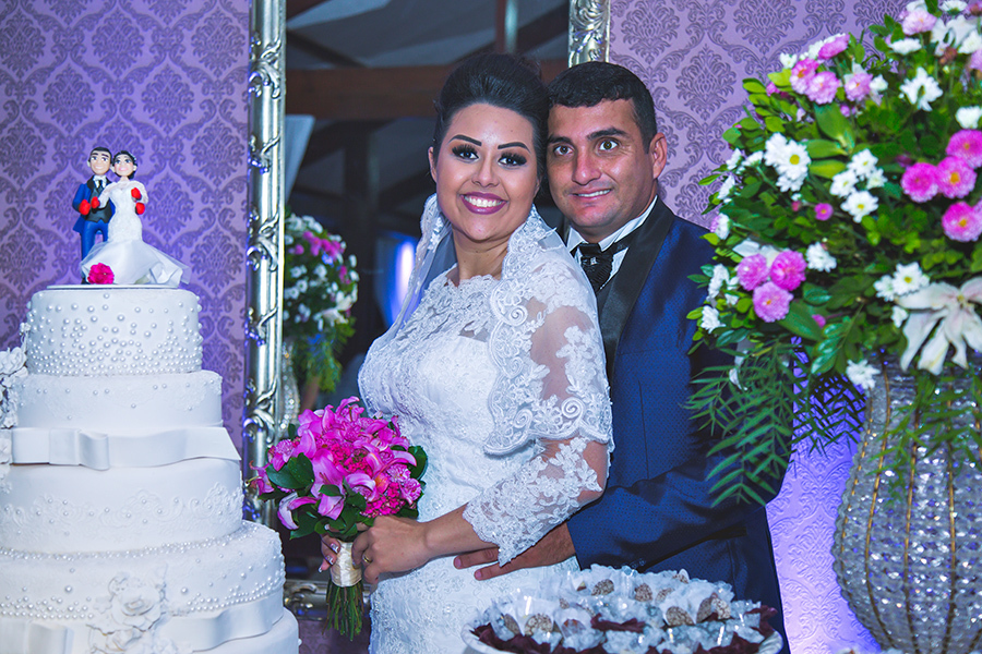 noivos pose noiva sorrindo terno azul  vestido bolo biscut pose dominik fotografia