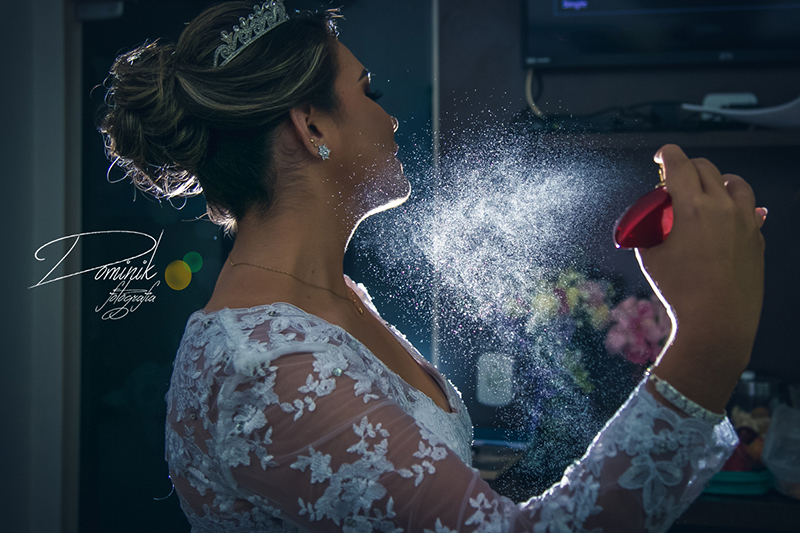 noiva making of no salão borrifando perrfume casamento dominik fotografia colider