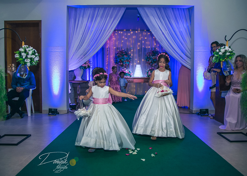 daminhas entrando na igreja jogando flores no tapete verde dominik fotografia casamento colider