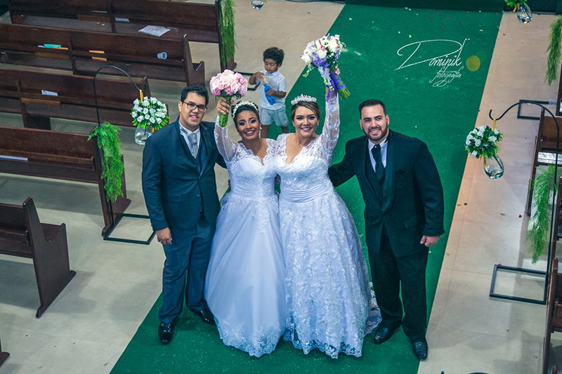 dois casais acenado para fotografo ao final do casamento dominik fotografia casamento colider