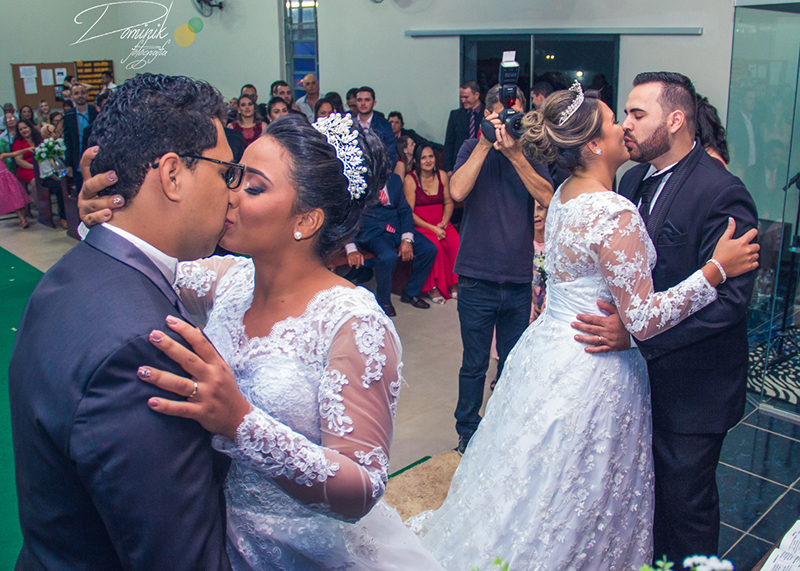 beijo de dois casais de noivos altar casamento dominik fotografia