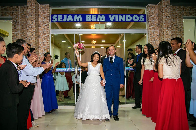 casal de noivos saindo da igreja comemorando casamento padrinhos na porta aplaudindo colider sinop itauba guaranta mato grosso dominik fotografia