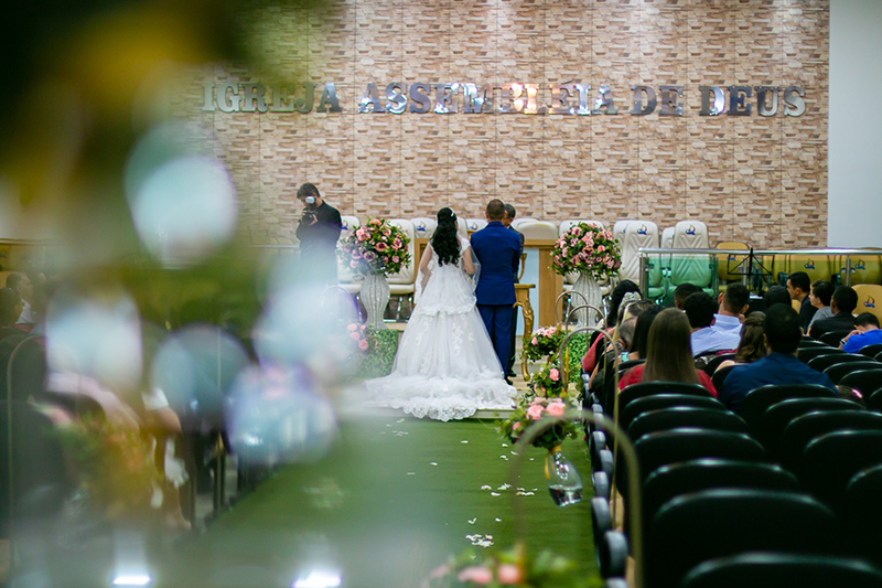 casal de noivos fotografados de costas detalhe da decoração da imagem colider sinop itauba guaranta mato grosso dominik fotografia album