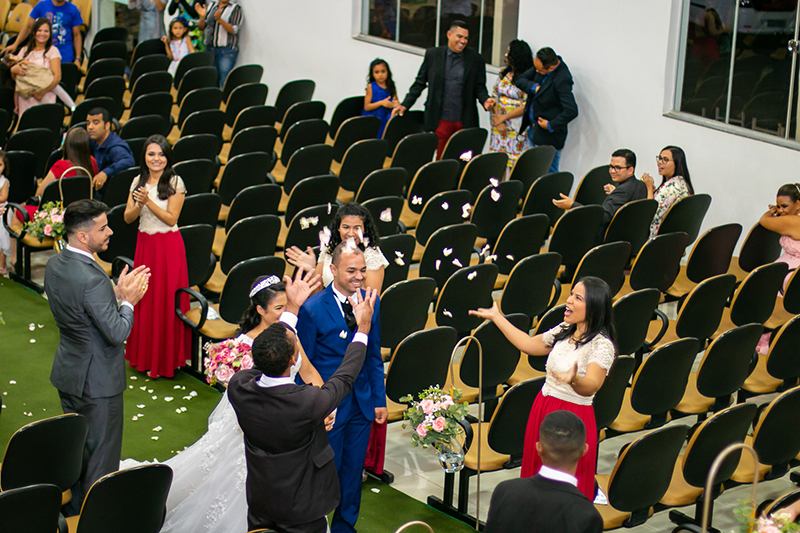 casal de noivos saindo padrinhos jogando petalas colider sinop itauba guaranta mato grosso dominik fotografia album