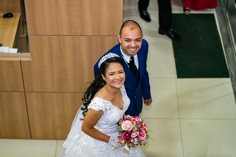 casal casamento saindo da igreja olhando para alto sorrindo colider sinop itauba guaranta mato grosso dominik fotografia album