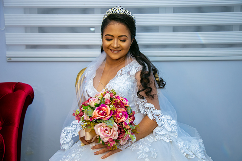 noiva no seu makind of pronta aguardando a hora para ir a igreja sentada com buque nas maos colider sinop itauba guaranta mato grosso dominik fotografia album