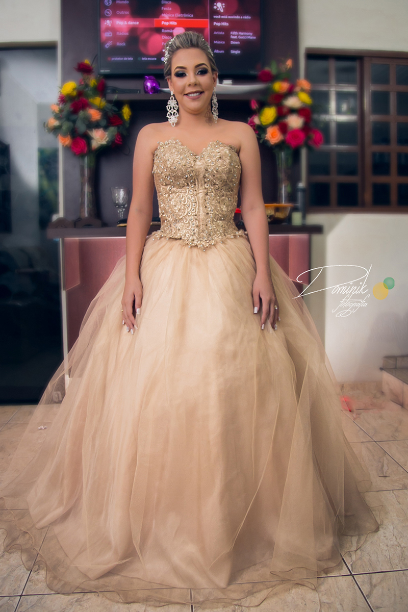 debutante em pé mostrando o vestido sinop itauba santa  colider  terra nova peixoto carmem vera claudia mato grosso foto criativa dominik fotografia 