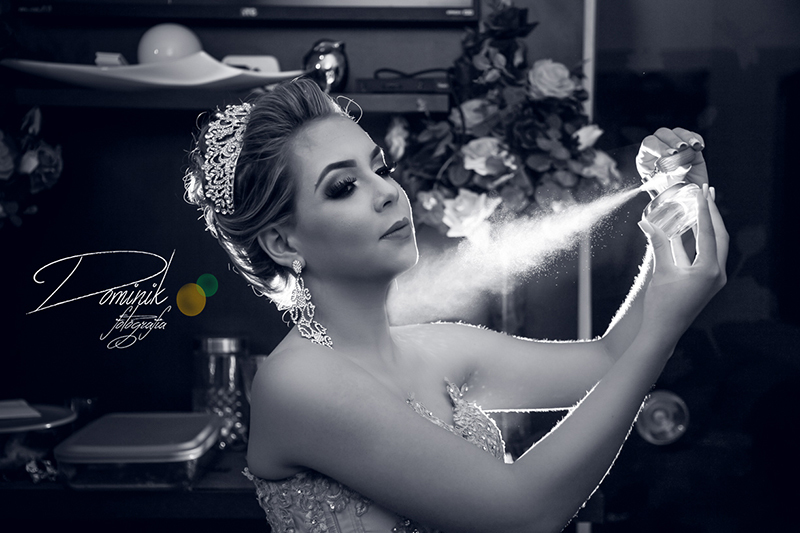 debutante borrifando perfume itauba santa  colider  terra nova peixoto carmem vera claudia mato grosso sinop foto criativa dominik fotografia 