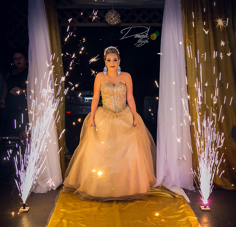 entrada da debutante com fogo de artificio ao seu lado sinop itauba santa  colider  terra nova peixoto carmem vera claudia mato grosso foto criativa dominik fotografia 
