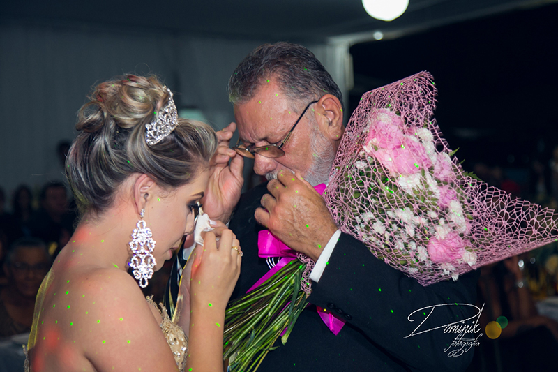 debutante emocionada ao lado pai emocionado com flores na maos sinop itauba santa  colider  terra nova peixoto carmem vera claudia mato grosso foto criativa dominik fotografia 