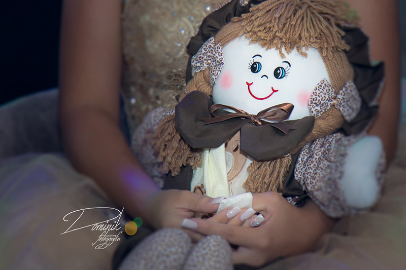 debutante segurando boneca de pano sinop itauba santa  colider  terra nova peixoto carmem vera claudia mato grosso foto criativa dominik fotografia 