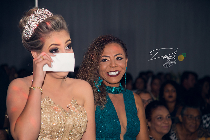 debutante emocionada com sua mae sorrindo ao lado  sinop itauba santa  colider  terra nova peixoto carmem vera claudia mato grosso foto criativa dominik fotografia 