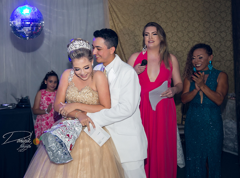 debutante recebendo presente do principe um iphone sua mae e amiga ao fundo sinop itauba santa  colider  terra nova peixoto carmem vera claudia mato grosso foto criativa dominik fotografia 