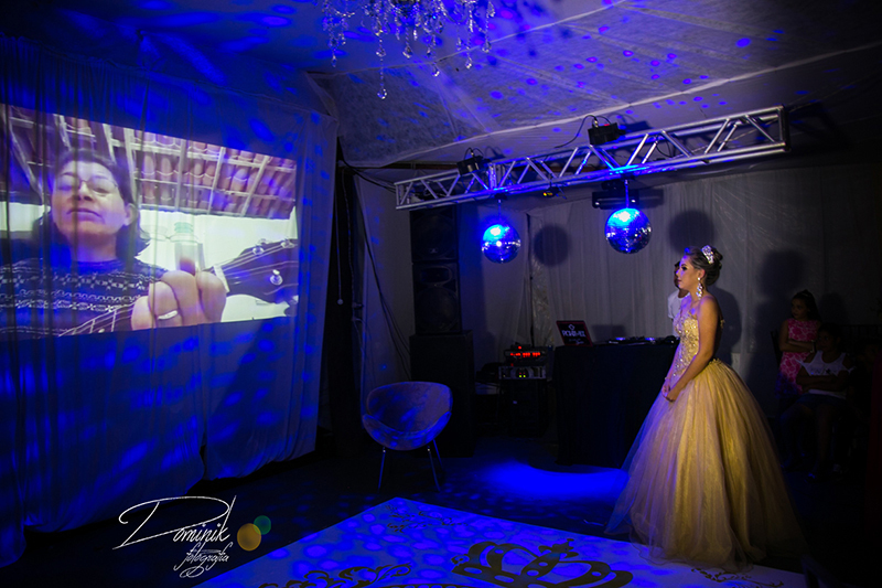 debutante recebendo homenagem da sua tia que mora em outra cidade atraves de um telão sinop itauba santa  colider  terra nova peixoto carmem vera claudia mato grosso foto criativa dominik fotografia 