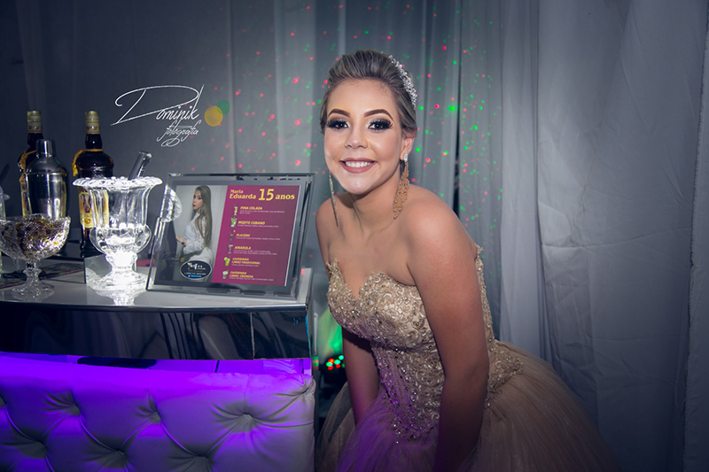 debutante sorrindo ao lado do bar sinop itauba santa  colider  terra nova peixoto carmem vera claudia mato grosso foto criativa dominik fotografia 