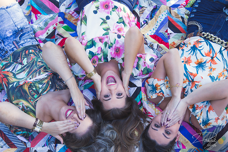 ensaio criativo divertido com amigas deitadas no chão roupas coloridas sinop vera claudia itauba terra nova do norte santa camerm sorriso mato grosso dominik fotografia