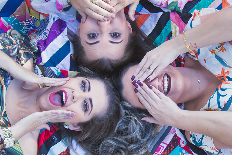 ensaio divertido criativo com amigas deitadas no chão sinop vera claudia itauba terra nova do norte santa camerm sorriso mato grosso dominik fotografia